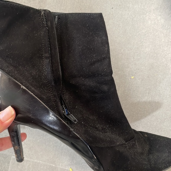 Size 9 booties - Picture 3 of 3